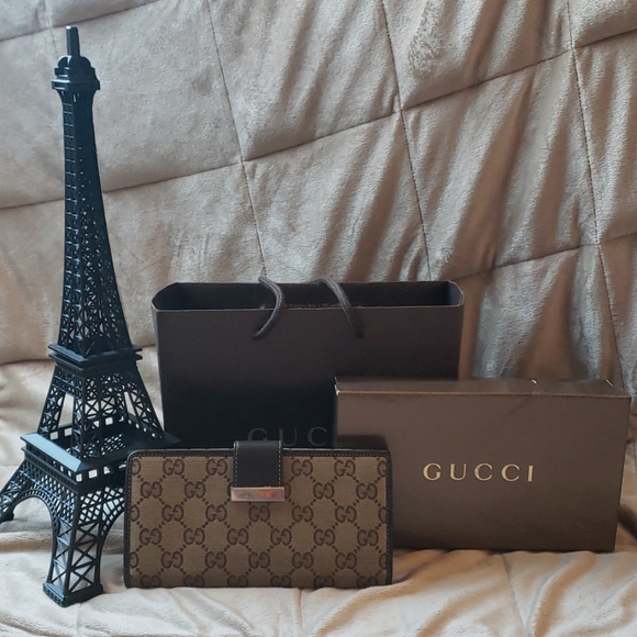 Gucci Handbags - Gucci tri fold wallet 212039-1147